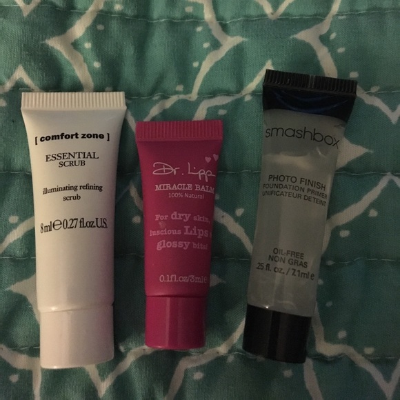 Deluxe beauty samples free w/$20 purchase - Picture 1 of 1